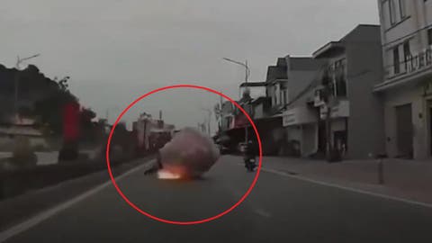 Moto con Ramo de Globos se Convierte en Bola de Fuego VIDEO