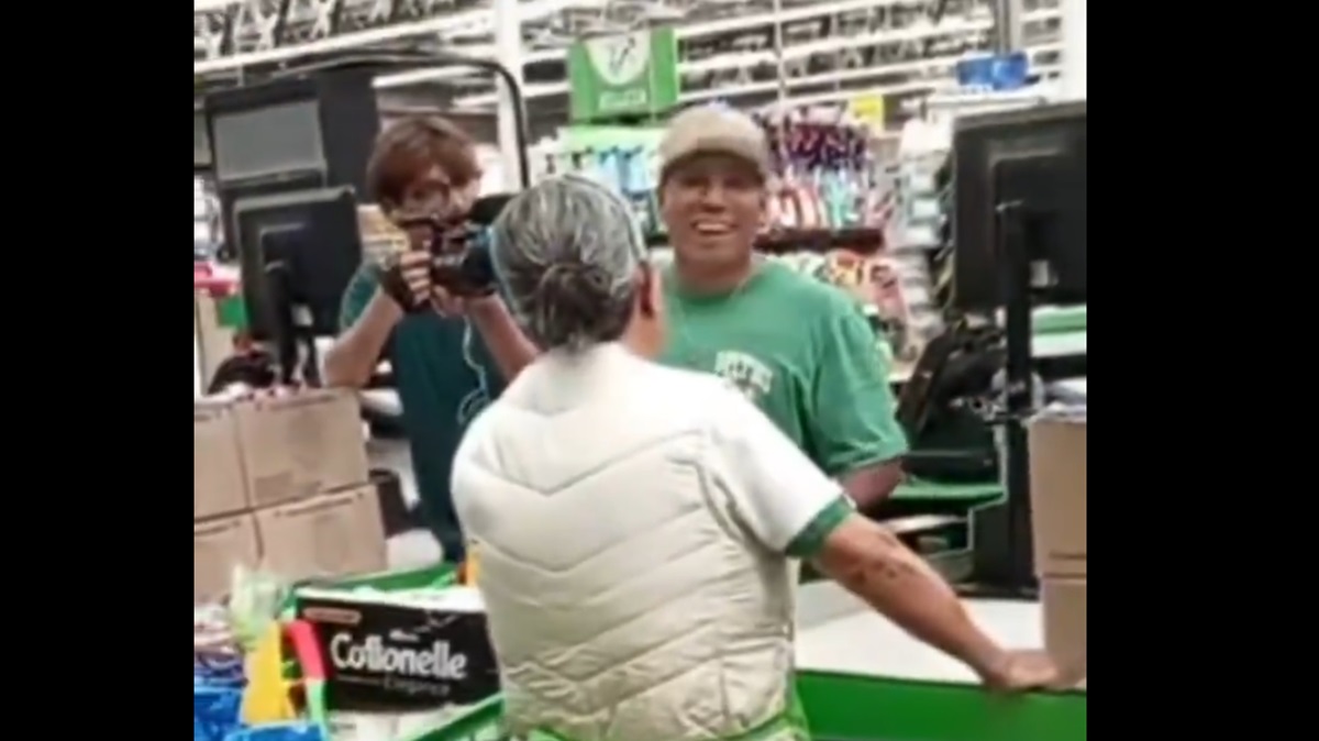 Yulay sacude Puebla: regala despensas en Bodega Aurrerá y deja huella