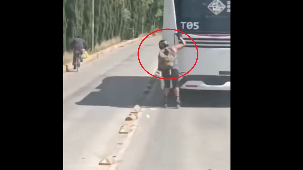 VIDEO: Captan a poblano en patines dejándose arrastrar por el RUTA; ¿imprudente o arriesgado?