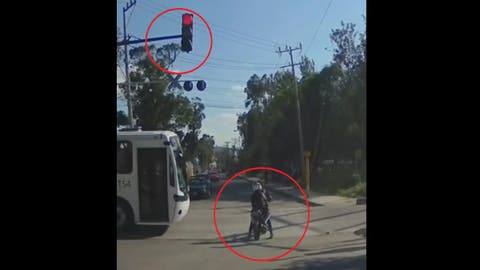 ¡Por poco y ocurre una tragedia! VIDEO Motociclista se pasa un alto y casi es embestido por unidad de RUTA en Puebla