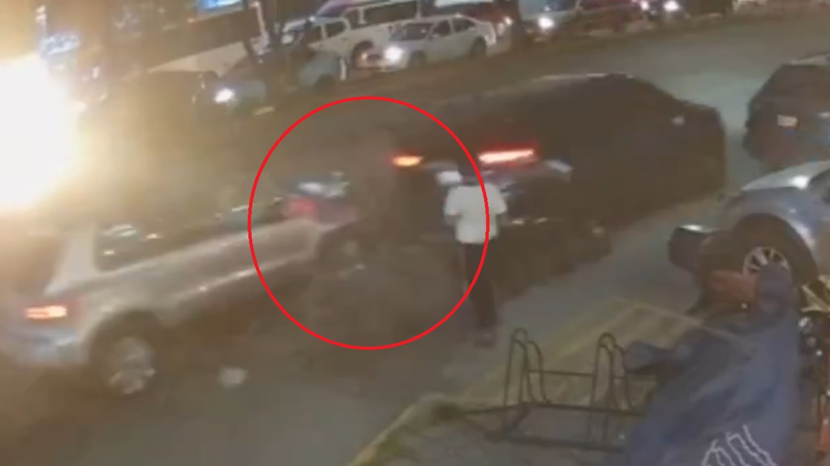 Conductor ebrio provoca brutal choque y atropella a un vigilante en Puebla