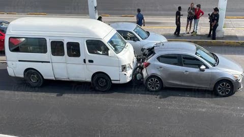 Caos vial en Bulevar Atlixco tras fuerte choque entre combi y auto particular