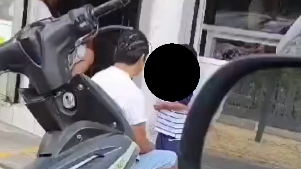 Denuncian a hombre por golpear a su hijo en plena calle en Puebla