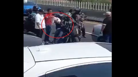 ¡Héroe en dos ruedas! Motociclista rescata a bebé con oxígeno atrapada en bloqueo de la México-Pachuca