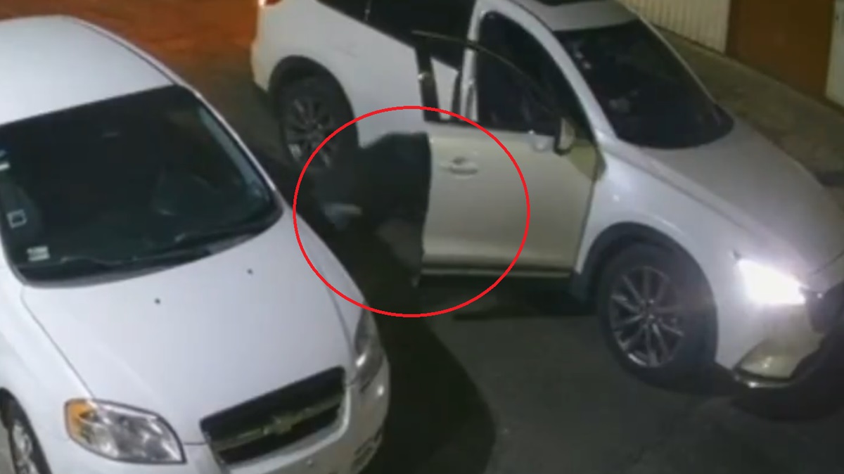 Ladrón roba retrovisor y termina rebotando contra una camioneta [VIDEO]