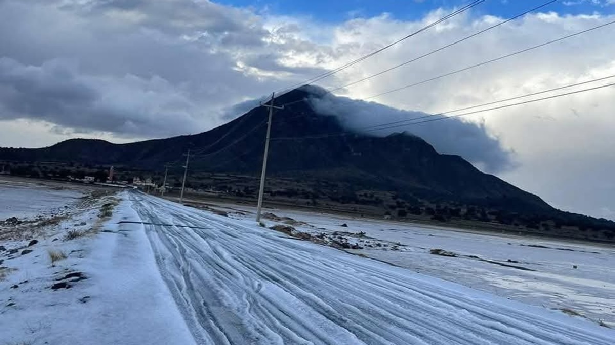FOTOS Fuerte granizada pinta de blanco con gruesa capa de hielo Tepeyahualco, Puebla