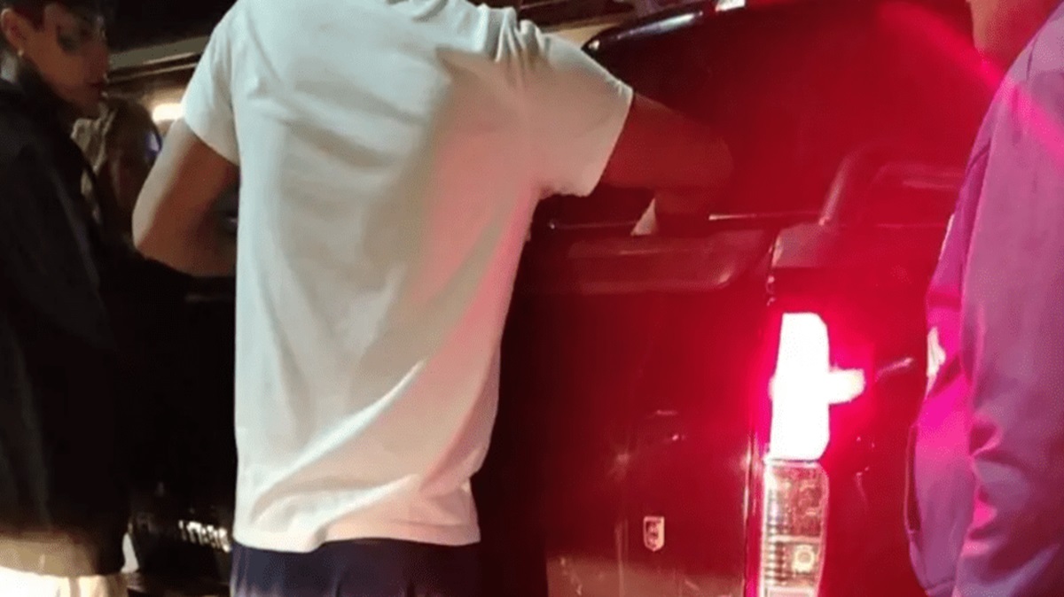 Conductor arrastra a perrito atado a su camioneta; vecinos lo denuncian y es detenido