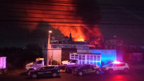 Incendio en recicladora de Canoa: bomberos trabajan por más de dos horas