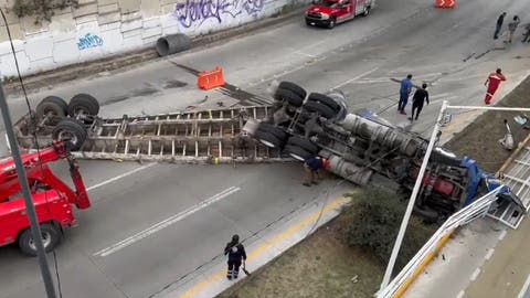 ¡Otra vez caos en el Periférico! Tráiler vuelca antes de La Vista y bloquea el paso a Cholula