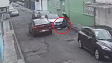 ¡Robo exprés en Puebla! Otra vez, ladrones arrancan faros de auto en colonia Volcanes (VIDEO)