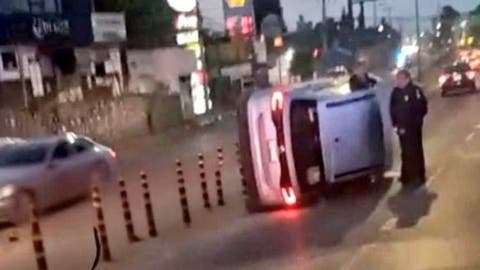 ¡Volcadura en Puebla! Auto termina de cabeza en bulevar Esteban de Antuñano VIDEO