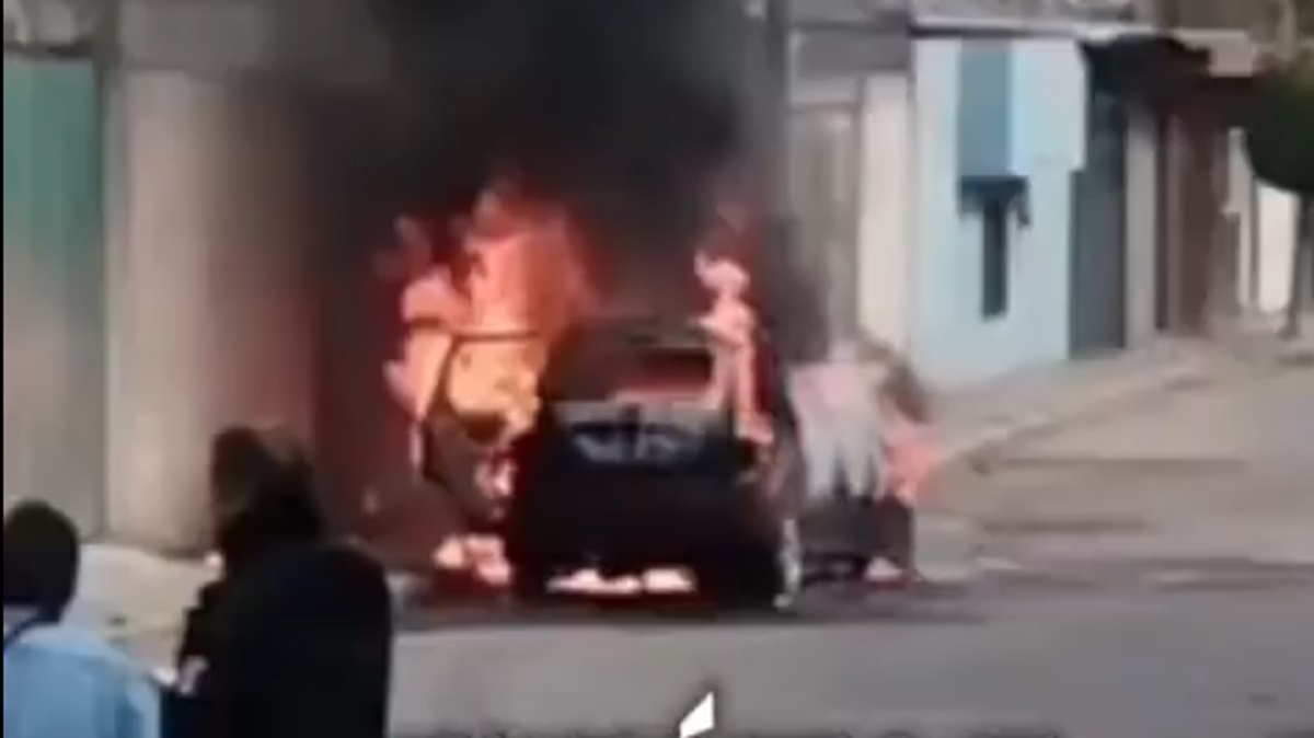 ¡Auto en llamas en San Ramón! Bomberos tardan en llegar pese a la cercanía