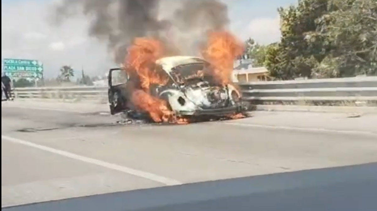 ¡Emergencia en el Periférico! Vochito en llamas provoca caos vial cerca de Explanada