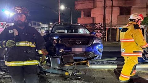 ¡De película! Conductor choca contra semáforo al escapar de asaltantes en Puebla