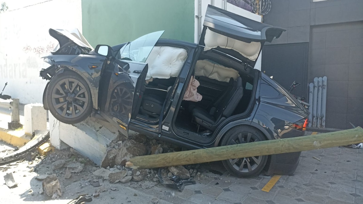 ¡Impactante accidente! Poblano destroza su Tesla en Zavaleta