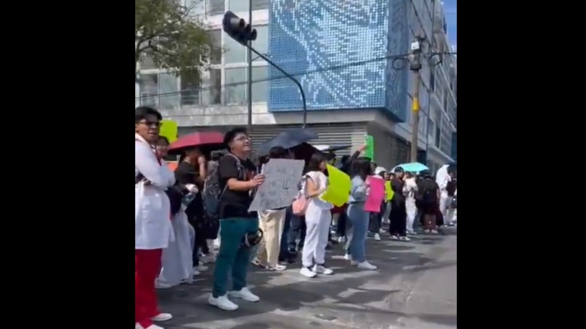 ¡Última hora! Estudiantes de Medicina de la BUAP bloquean la 31 Poniente y declaran paro indefinido