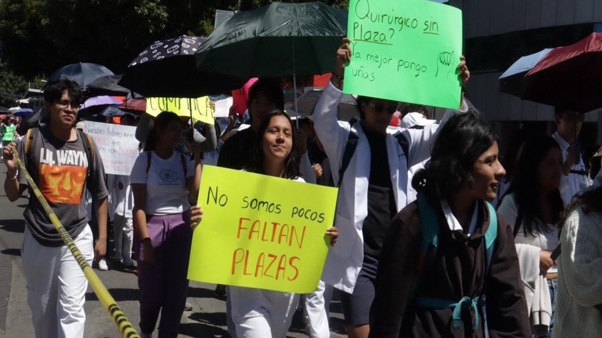 Medicina BUAP levanta paro: consiguen plazas para prácticas y destituyen directivos