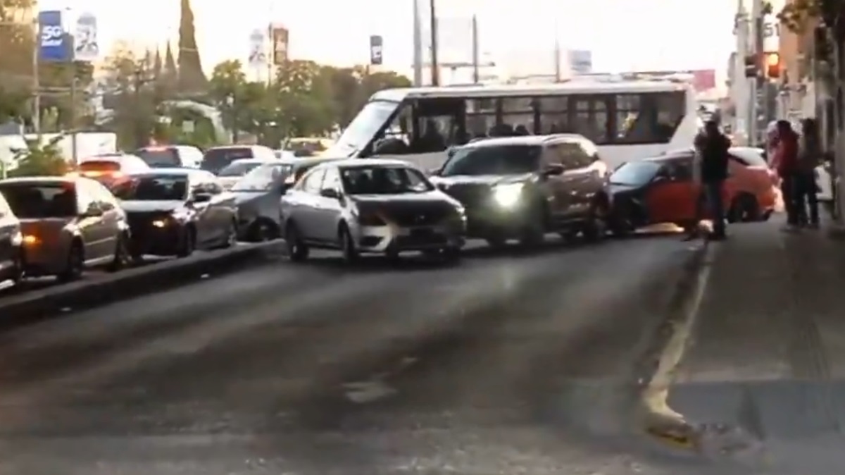 Miércoles de caos en Puebla: tráfico colapsado en la 11 Sur tras carambola