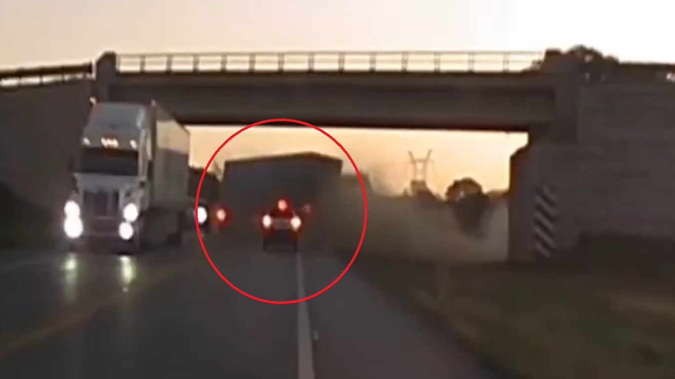 VIDEO Captan momento del fuerte Accidente en la autopista Amozoc-Perote; provoca cierre total de la vía
