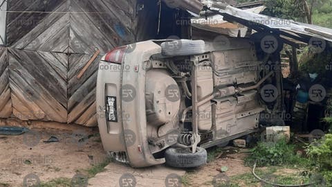 Conductor borracho se estrella contra una casa en Puebla y huye sin pagar daños