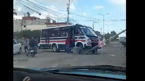 Accidente en Camino Real a Manzanilla: Unidad de Ruta Loma Bella Colisiona contra Poste