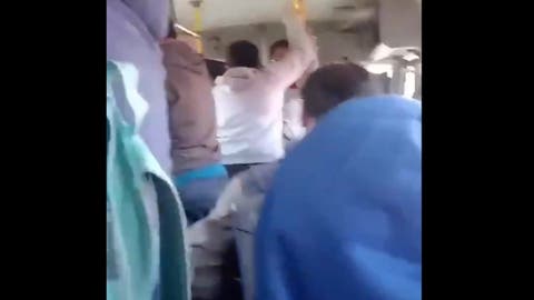 VIDEO Poblanos justicieros: Pasajeros de la Ruta 45 golpean y bajan a carteristas tras robo