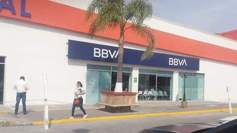 Balean a guardia en violento asalto a BBVA de Plaza Crystal