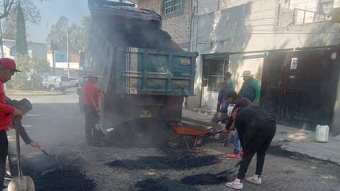 Transportistas tapan baches en Puebla ante abandono del Ayuntamiento