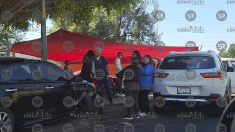 Camioneta fuera de control arrasa con autos, pero el puesto de carnitas sigue en pie