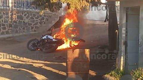 Vecinos de San Andrés Hueyacatitla Retienen a Sospechosos y Quemaron sus Motos