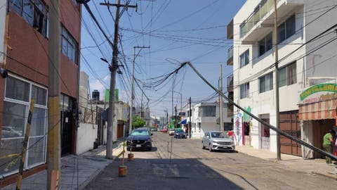 Caos en Puebla: Tráiler Arrasa con Cables y Deja a Vecinos Sin Luz ni Internet