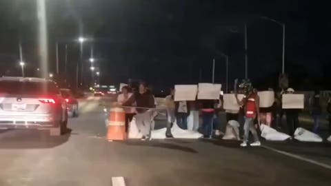 Caos en Periférico: Vecinos bloquean vialidad y desatan tráfico por protesta contra obra