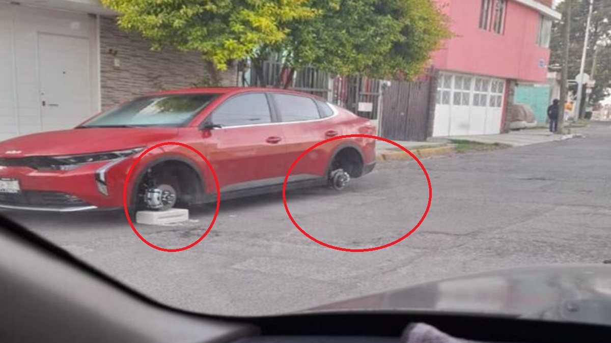 ¡Lo dejaron sobre ladrillos! Desvalijan auto en La Margarita mientras su dueño dormía