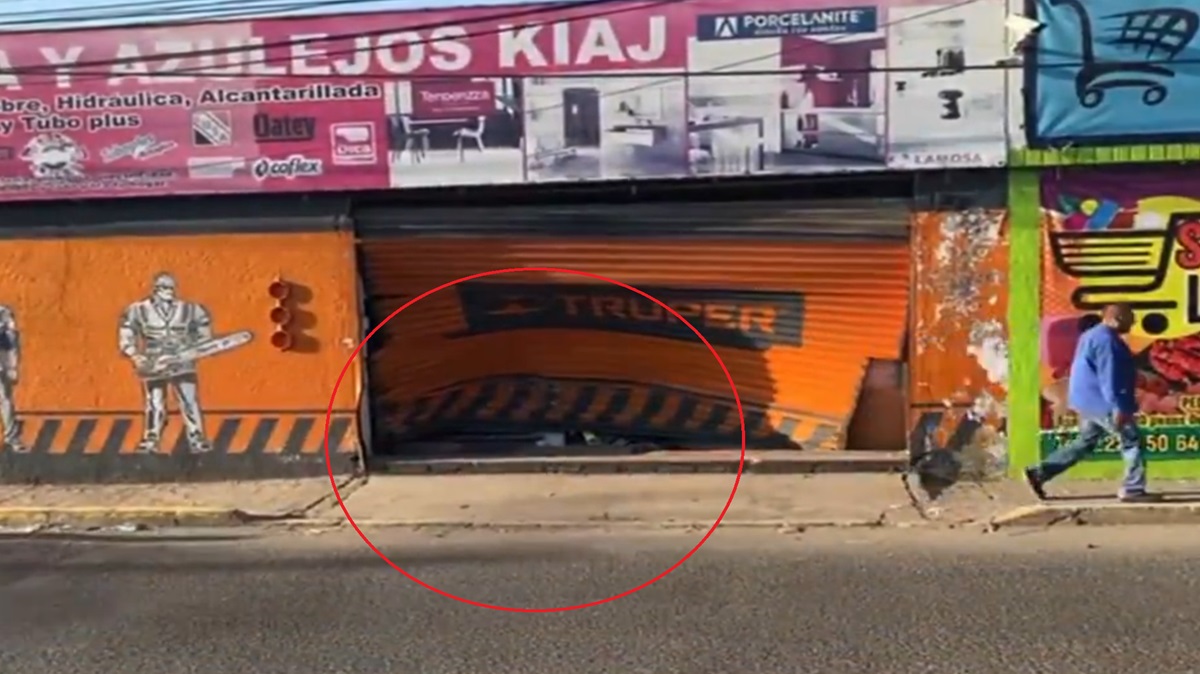 Miércoles de Caos en Puebla: Accidente en Camino Real a San Jerónimo, vehículo chocó contra la cortina de un negocio
