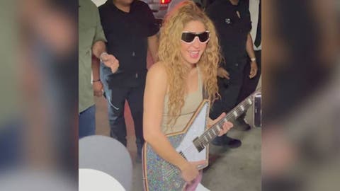 Un regalo brillante: Shakira recibe una guitarra artesanal en Monterrey