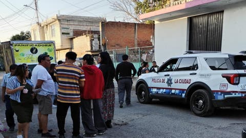 Tragedia en Puebla: camioneta de pan atropella a joven y le quiebra las piernas, casi arrolla a dos niños