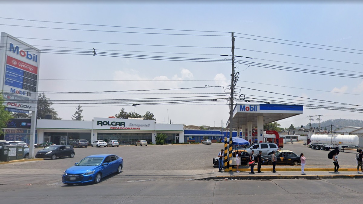 ¡Con lujo de violencia! Ladrón encañona a empleada de gasolinera y huye con el botín