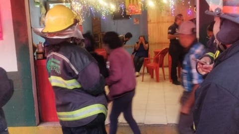 Flamazo en puesto de comida deja a vendedora con quemaduras en Puebla