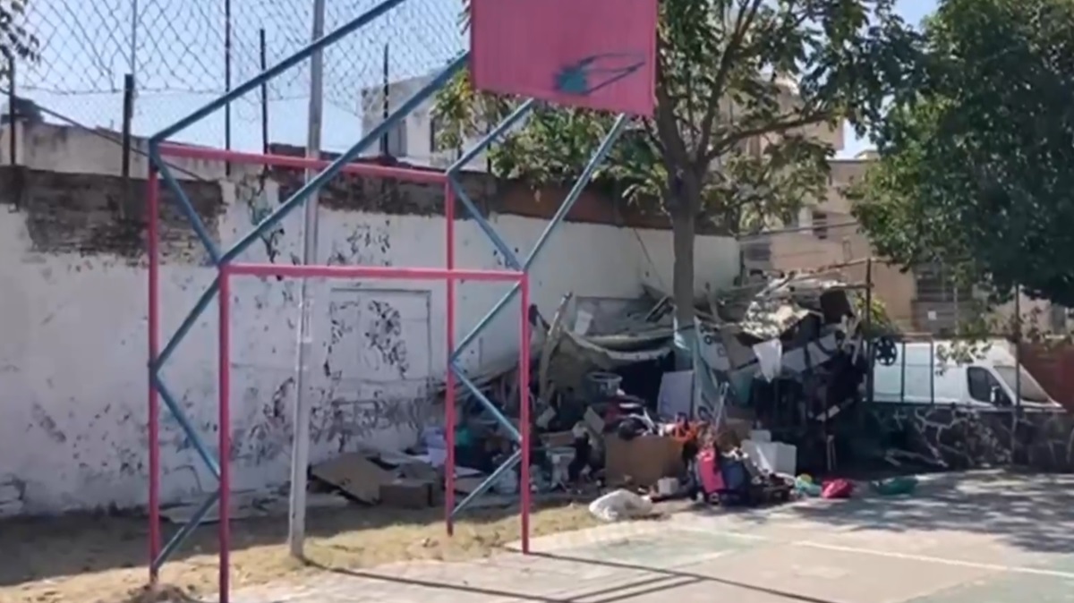Sin techo arma casa con basura en canchas públicas en Puebla