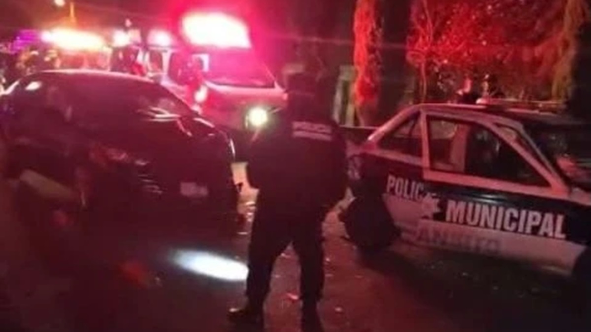 Borracho causa caos en Atlixco: choca contra patrullas y deja cuatro policías heridos