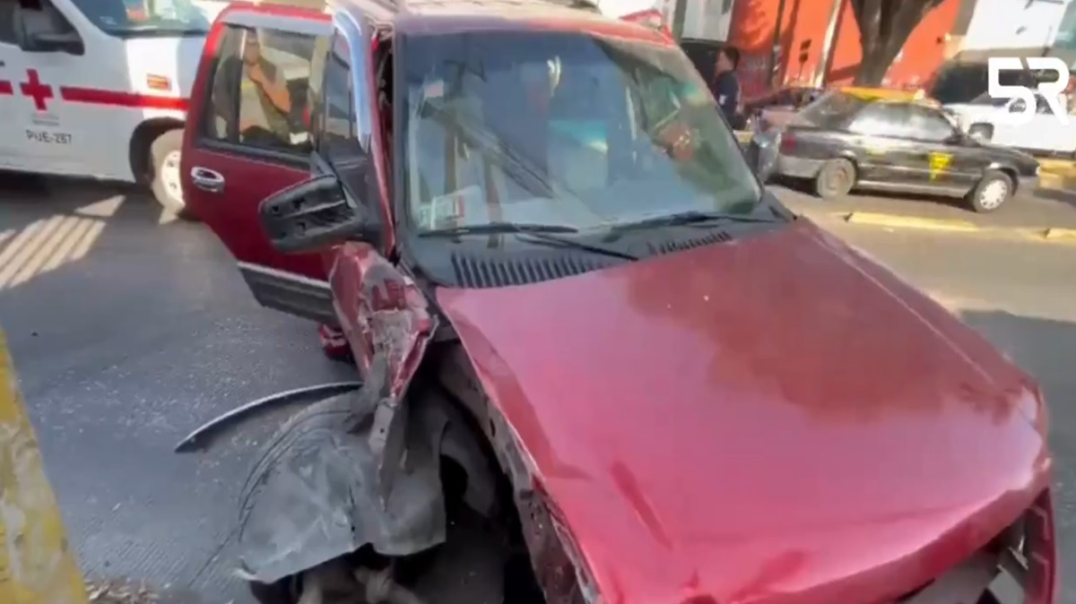 Camioneta transportaba un paciente para atención medica y termina chocando en calle Constitución y 57 Poniente