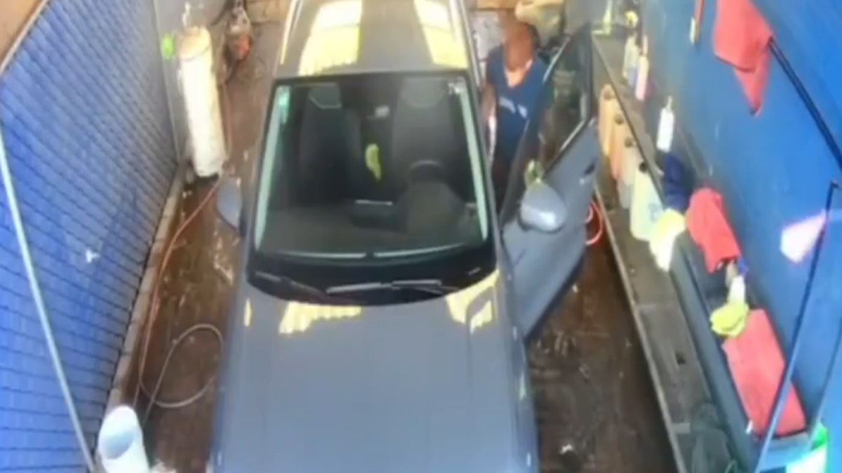 Se disfrazan de obreros y lavacoches: delincuentes roban camioneta y nómina en Puebla