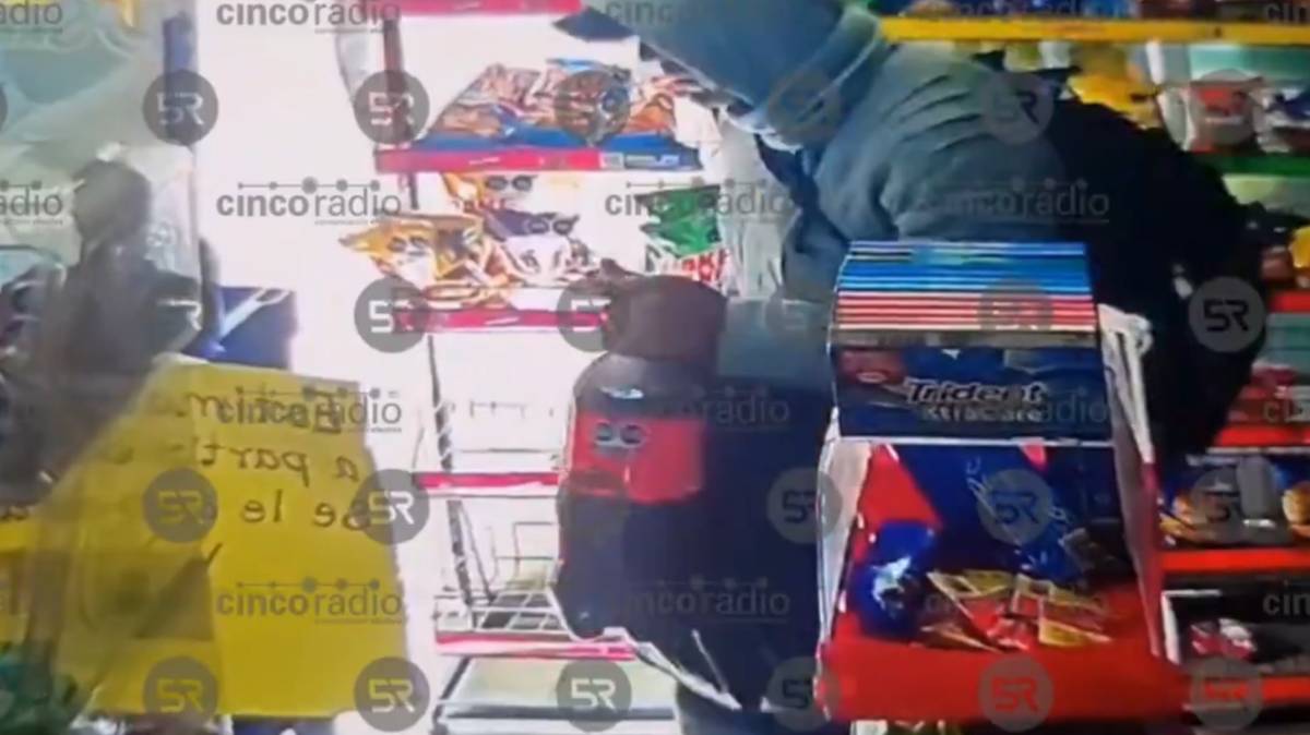 ¡Insólito! Asalta tienda y se toma un refresco antes de huir