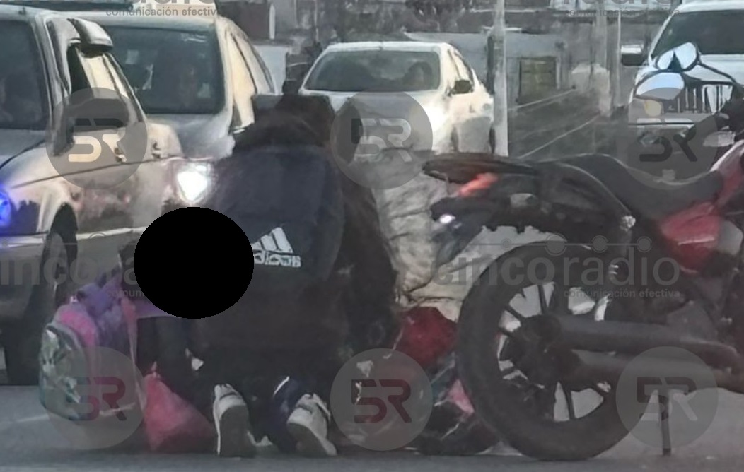 Accidente en puente de Carmelitas: motociclista y menor caen y terminan heridos