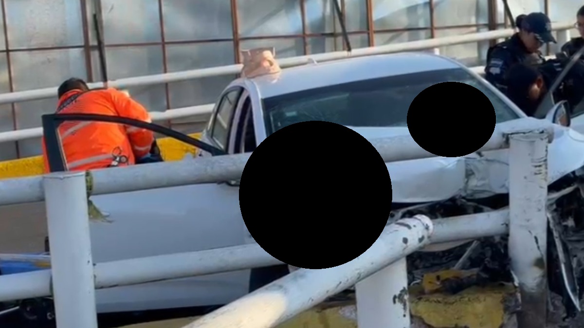 Impactante choque en Puebla: Vehículo robado sufre accidente en el puente de la CAPU y causa daños a la estructura