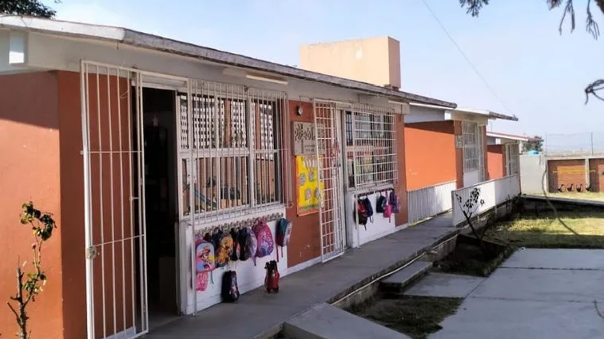 Empresario amenaza con desalojar a más de 700 estudiantes del Centro Escolar 1° de Mayo en Puebla
