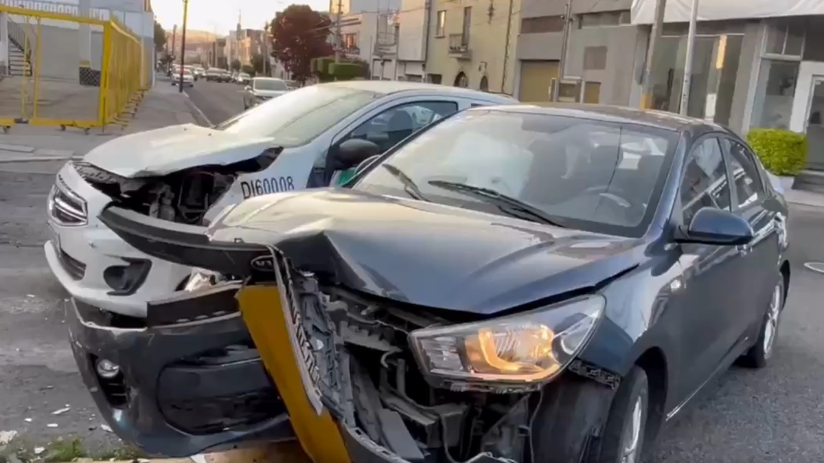 Jueves de caos en Puebla: choque vehicular en 27 Poniente y 16 de Septiembre paraliza momentáneamente la zona