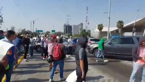 ¡Caos en el Periférico! Dueños de autos “chocolate” bloquean Periférico Ecológico; acusan hostigamiento de autoridades