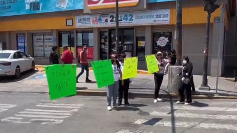 Otra vez, familia y amigos de desaparecida bloquean calles en Puebla: Padres de Guadalupe Hernández cierran crucero de San Felipe Hueyotlipan