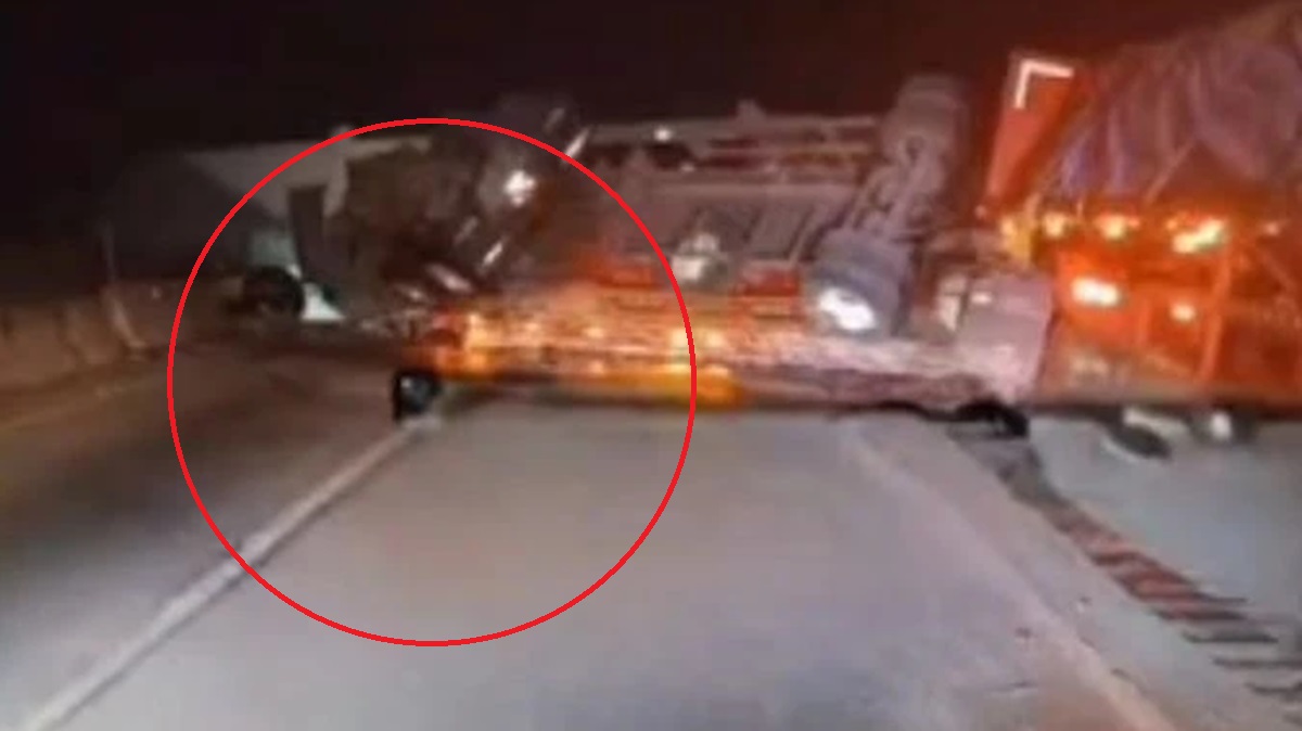 VIDEO Conductor de tractocamión vuelca en la Puebla-Orizaba tras escapar de intento de asalto